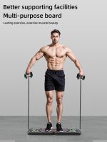 Uomo in piedi sulla panca per flessioni utilizzando le corde di trazione attaccate